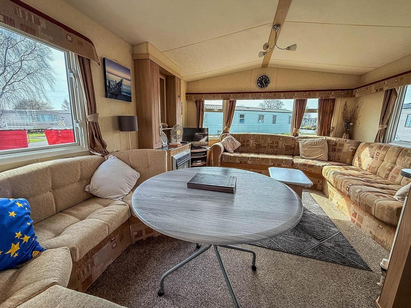 Spacious 8 Berth Caravan At Southview Holiday Park Near Skegness Ref 33018Ml Bagian luar foto
